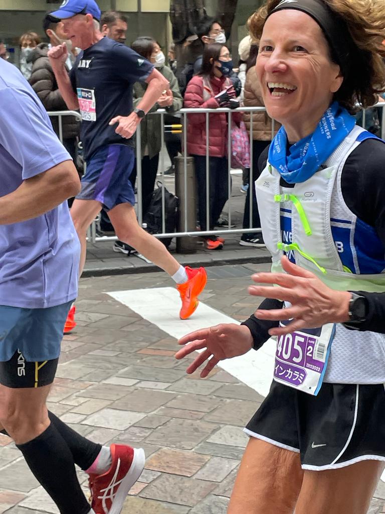 Loredana felice al traguardo della Maratona di Tokyo