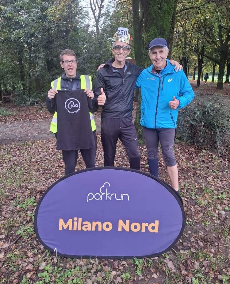 I nostri Matteo e Franco festeggiano il traguardo delle 250 Parkrun con David Ferrari (ex Road) a quota 100