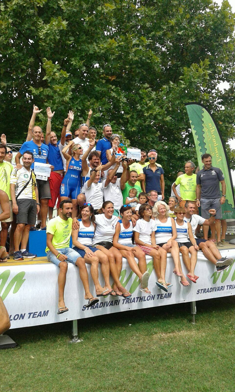 Il gruppo TriRoad al gran compledo sul podio a Cremona